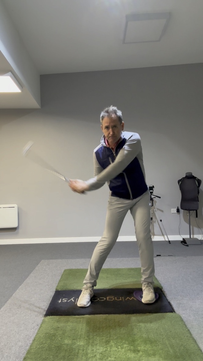 Lead-knee flexion transitioning into extension and torque generation